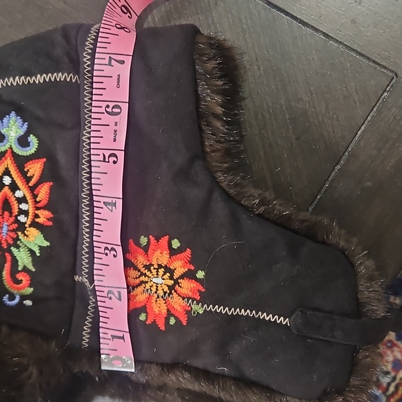 Icelandic trapper hat with faux fur flaps. - Picture 5 of 7